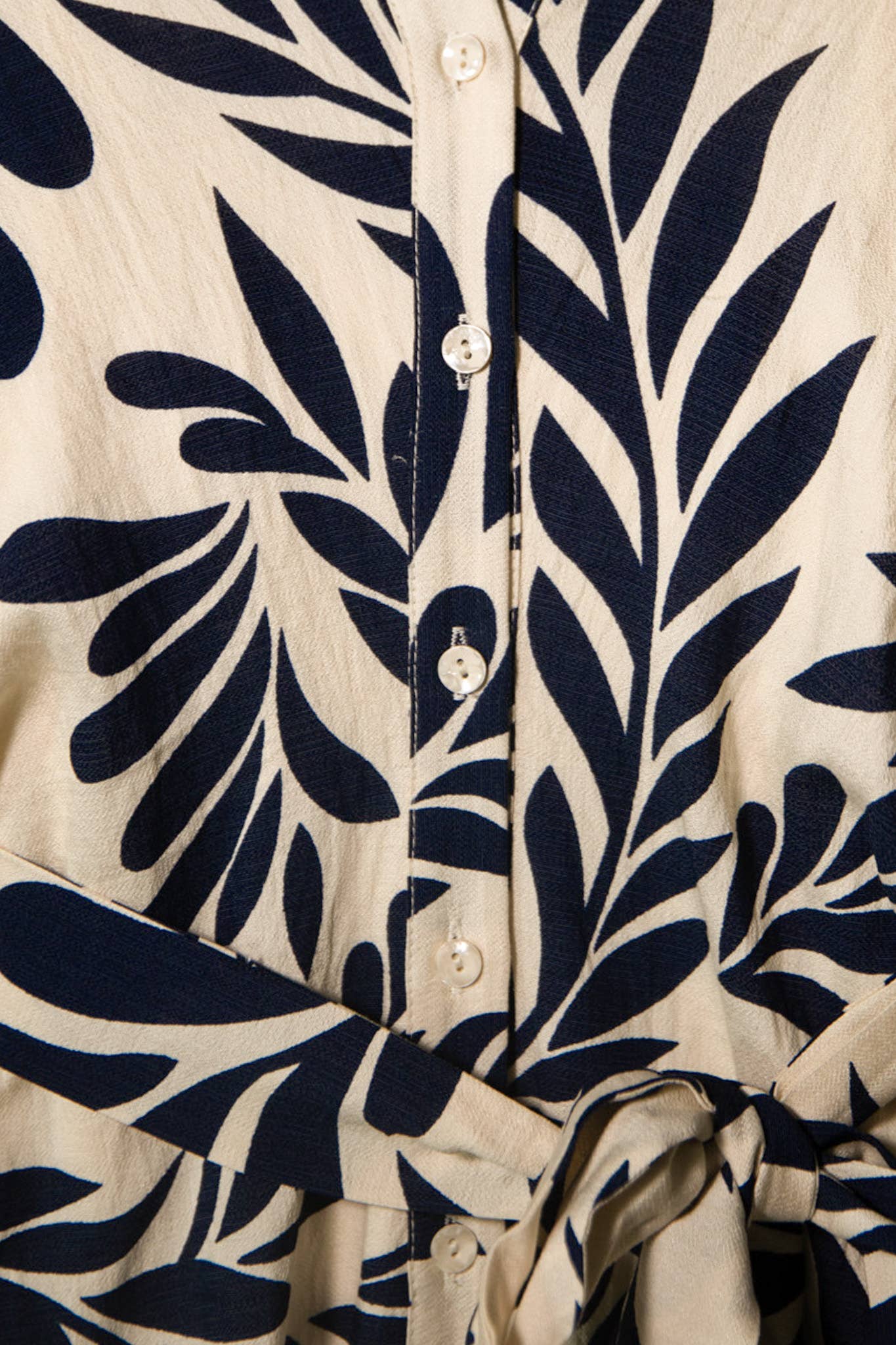 PRINTED ROLL-UP SLVS SIDE RUCHED FRONT MIDI DRESS